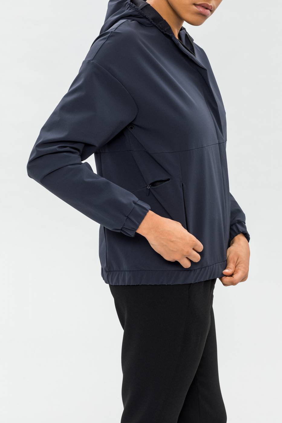 blaue Wanderjacke wind- und wasserabweisend