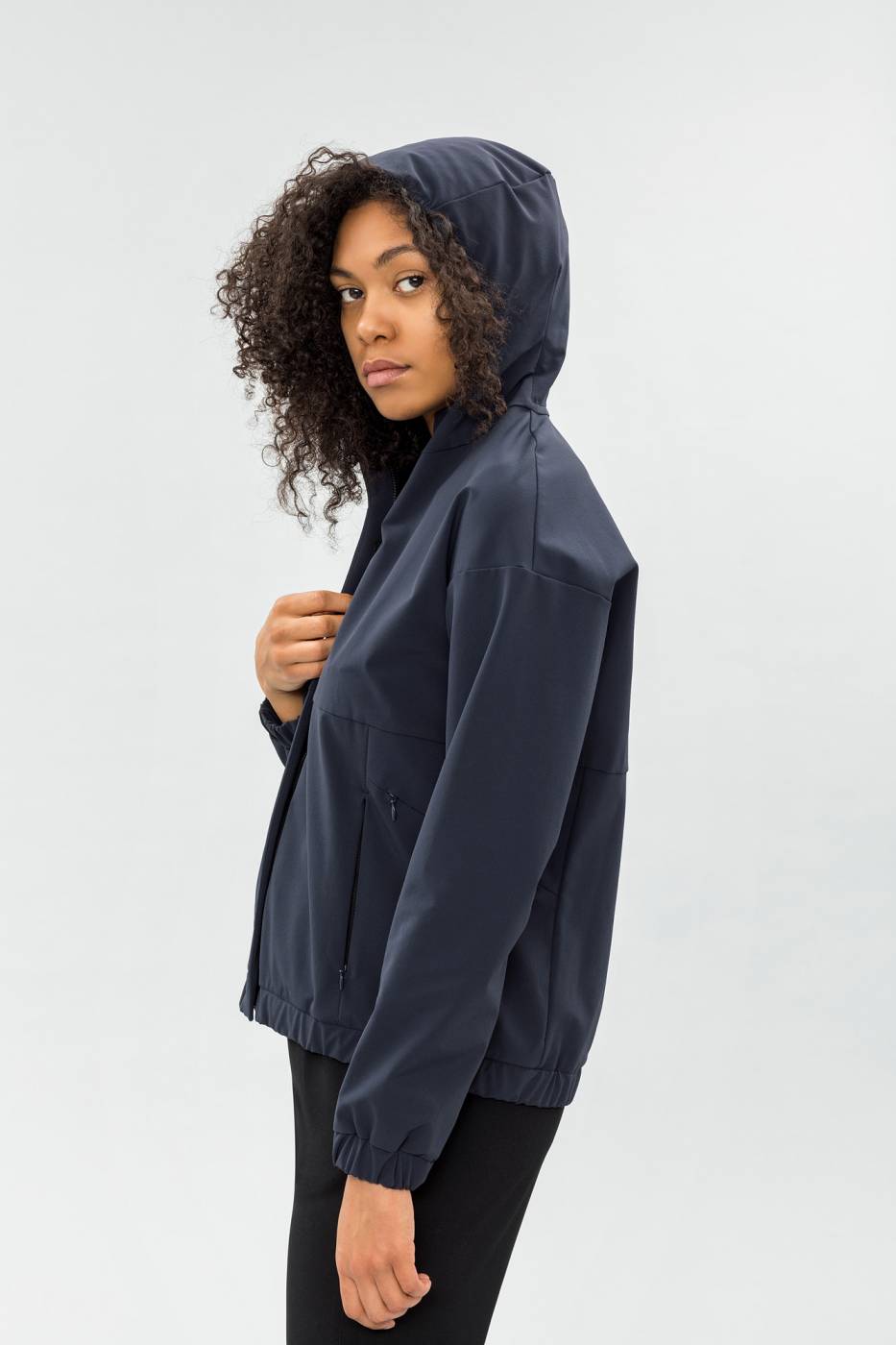 blaue Jacke aus leichtem Softshell Material