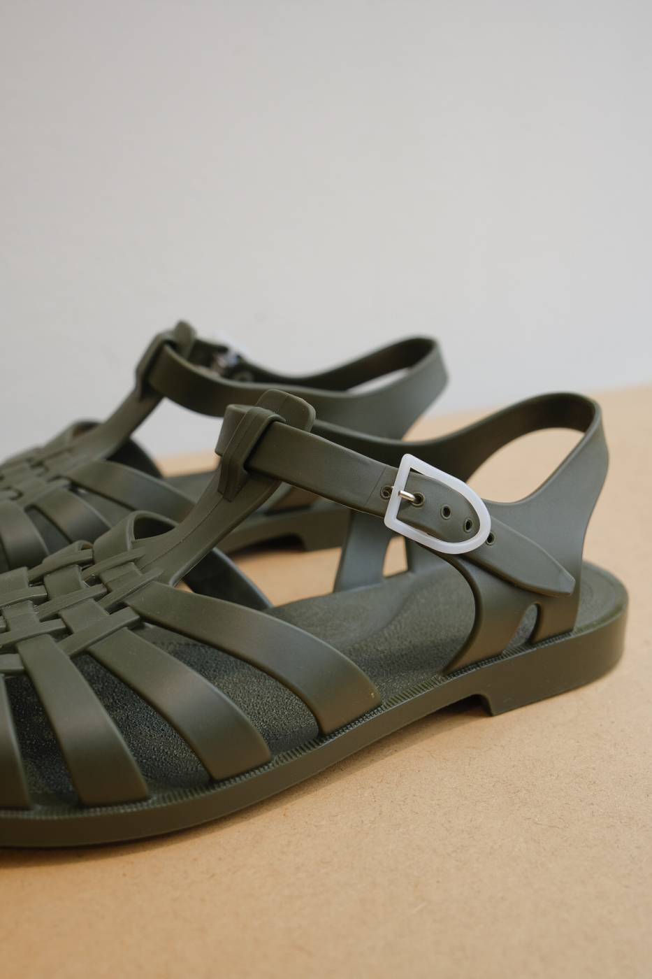 französische klassische Badesandalen aus mattem Plastik, in der Farbe Khaki gruen, geflochtener Look, weiße Schnalle
