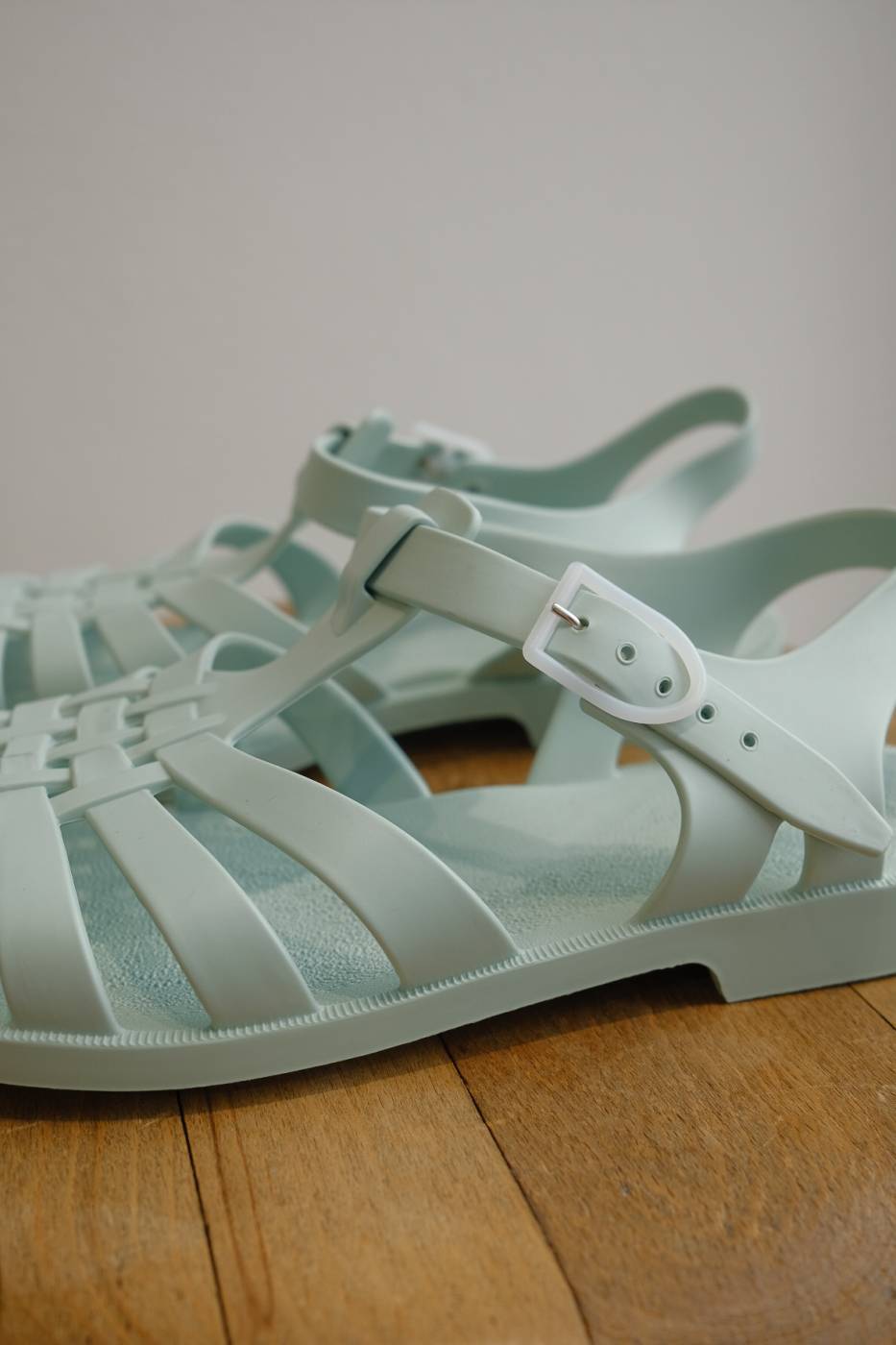 französische klassische Riemensandalen zum Baden aus mattem Plastik, in der Farbe mint Pastell, geflochtener Look, weiße Schnalle