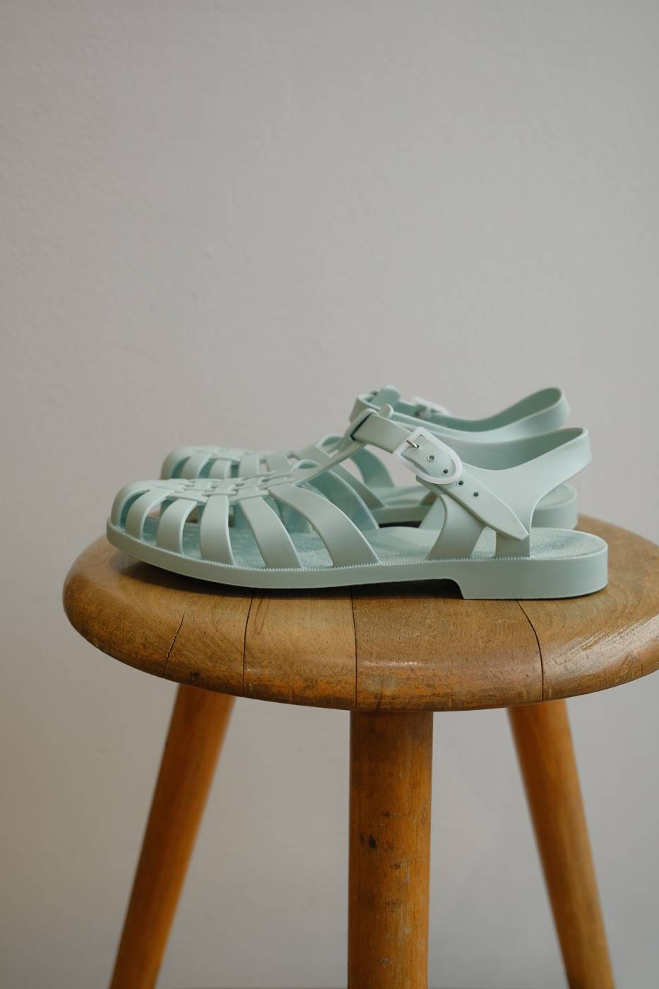 französische klassische Riemensandalen zum Baden aus mattem Plastik, in der Farbe mint Pastell, geflochtener Look, weiße Schnalle