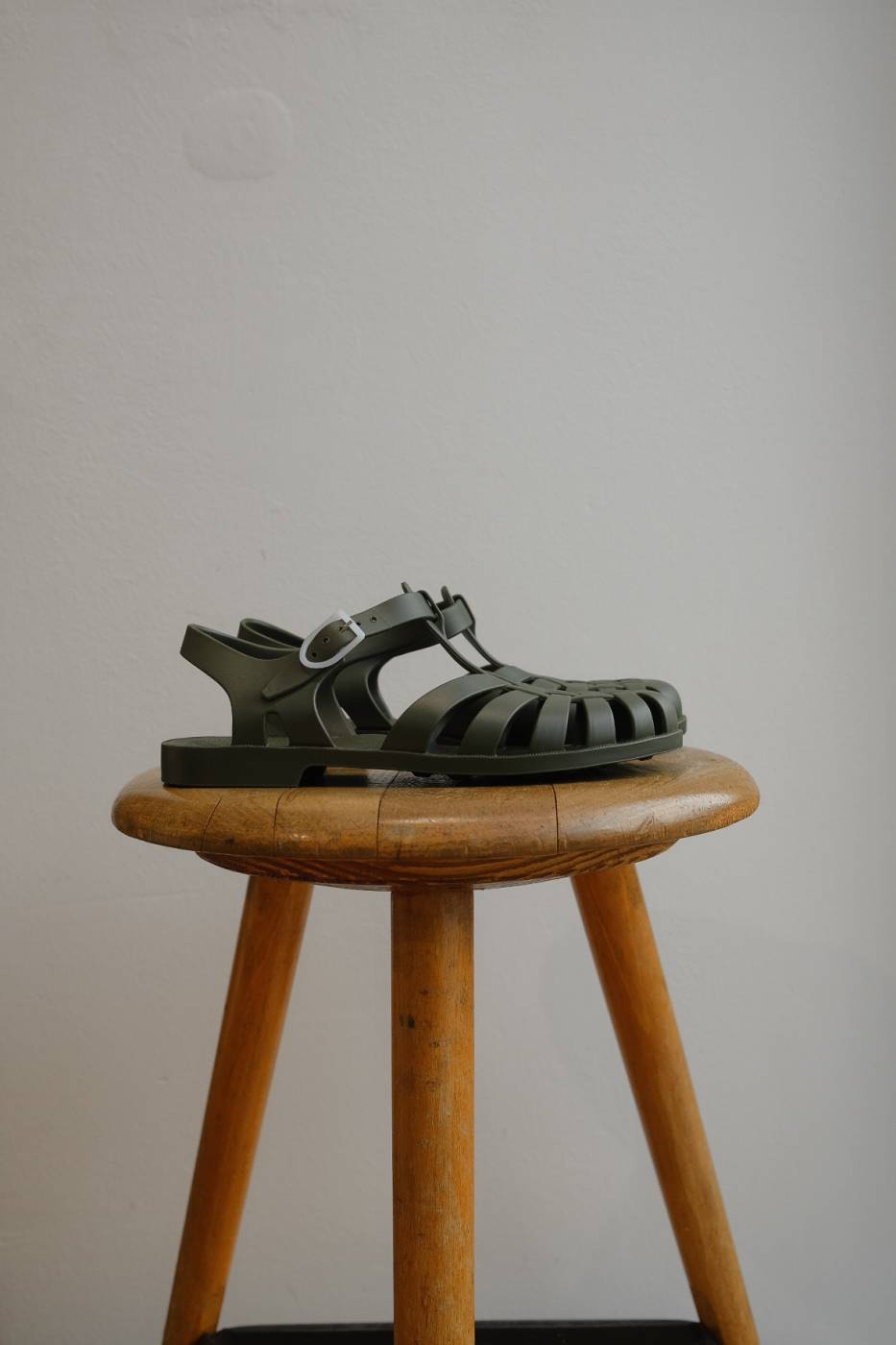 französische klassische Badesandalen sind Riemensandalen aus Gummi zum Schwimmen und Baden, in der Farbe Khaki gruen, geflochtener Look, weiße Schnalle
