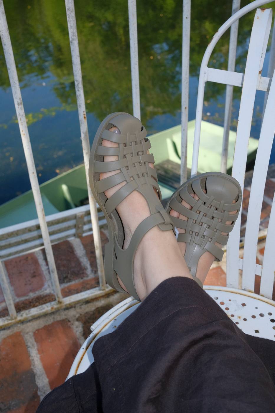 französische klassische Badesandalen sind Riemensandalen aus Gummi zum Schwimmen und Baden, in der Farbe Schlamm (gün-grau), geflochtener Look, weiße Schnalle