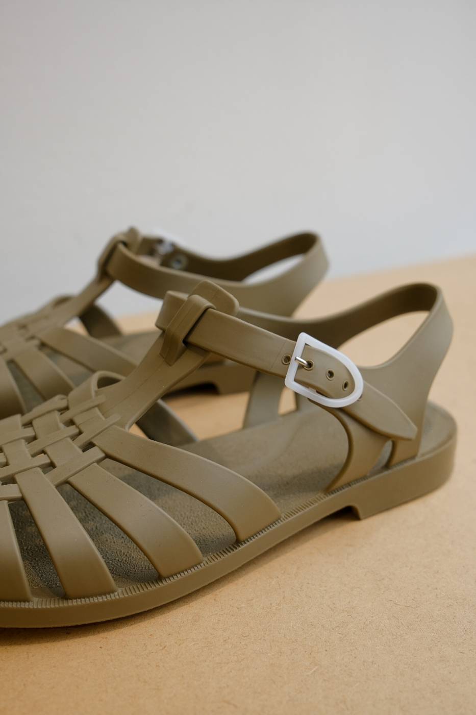 französische klassische Badesandalen sind Riemensandalen aus Gummi zum Schwimmen und Baden, in der Farbe Schlamm (gün-grau), geflochtener Look, weiße Schnalle