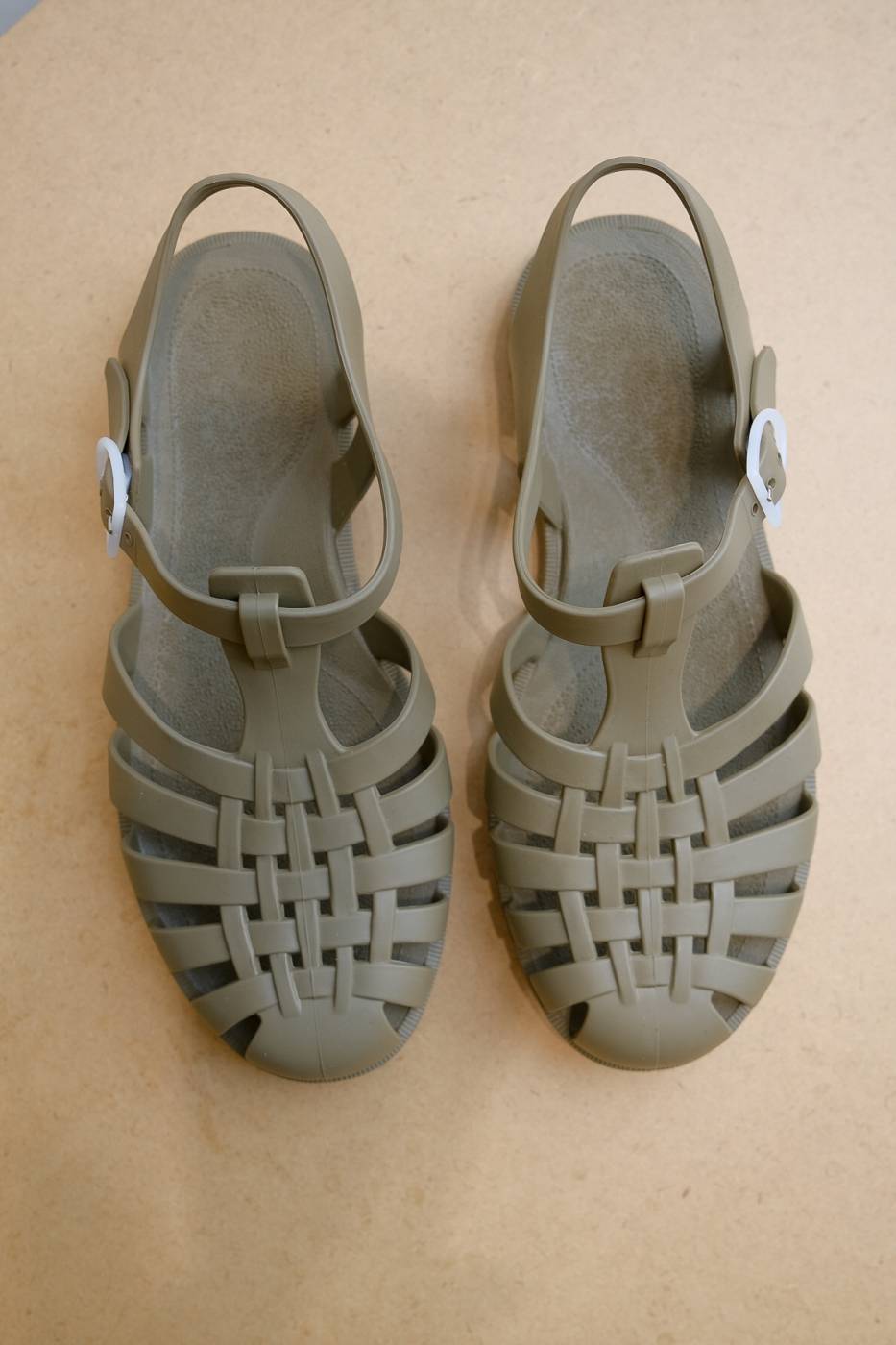 französische klassische Badesandalen sind Riemensandalen aus Gummi zum Schwimmen und Baden, in der Farbe Schlamm (gün-grau), geflochtener Look, weiße Schnalle