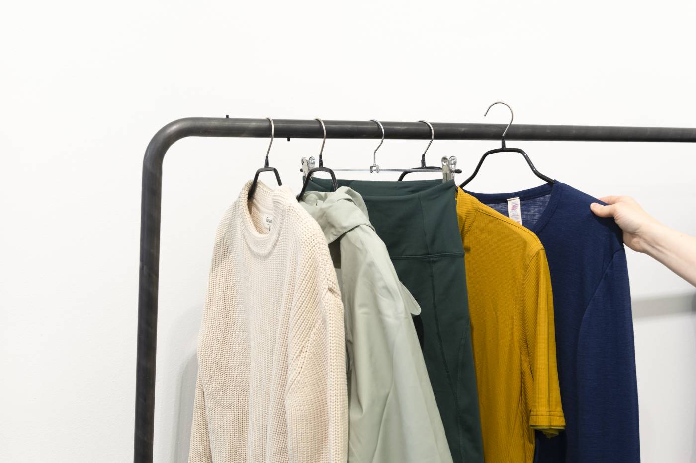 Detail NOUW store Wien mit Kleidung von GIVN, Engel Natur, Isadore, Girlfriend Collective