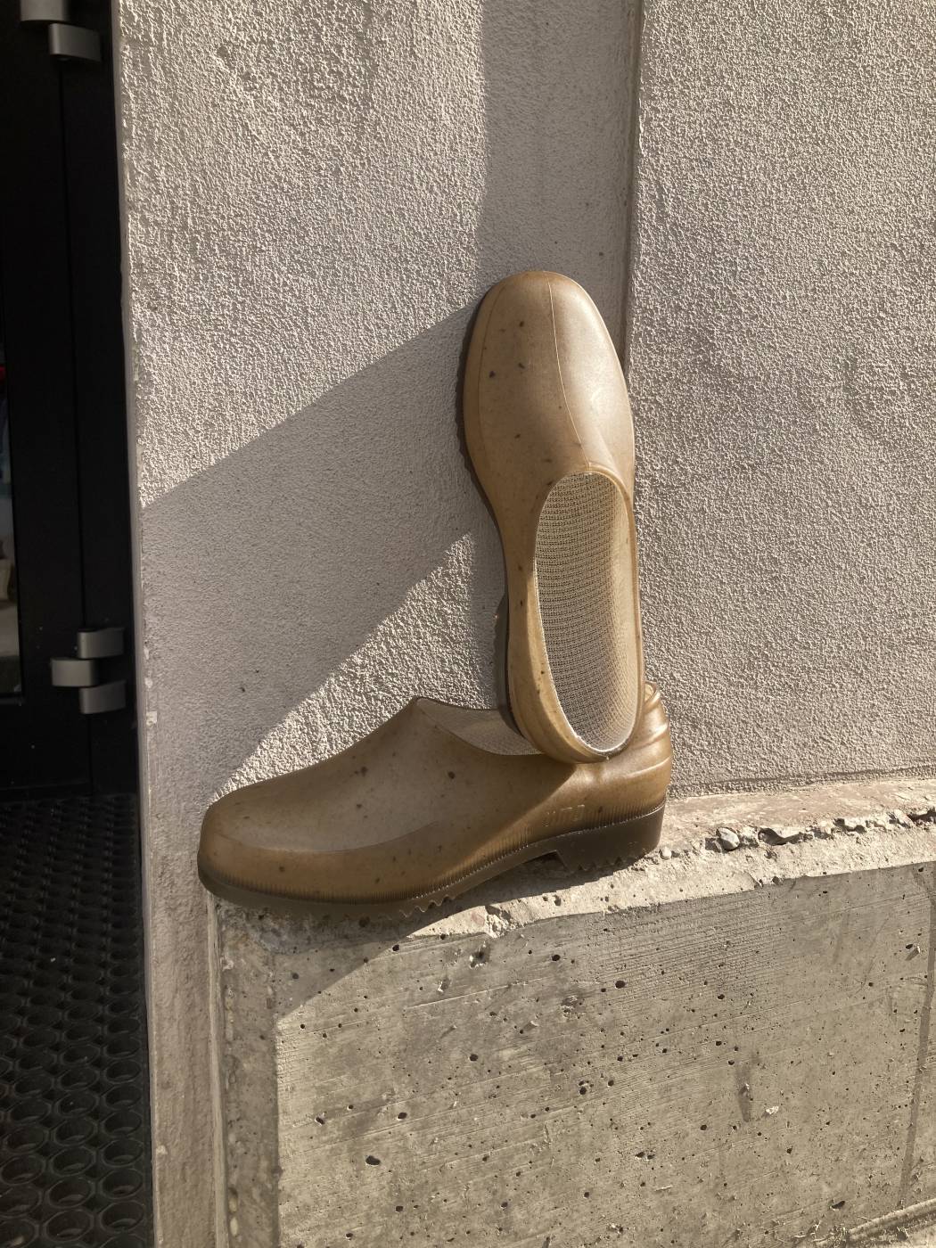Produktansicht von aufgestellten recycelten Schuhe aus Plastik und Hanf