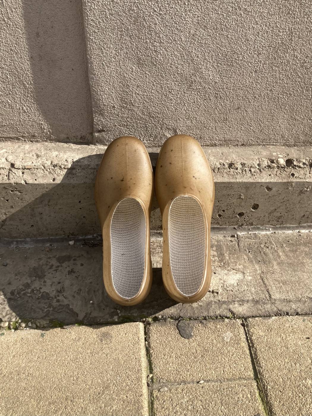 recycelte Plasticana Gardana Schuhe in der Sonne