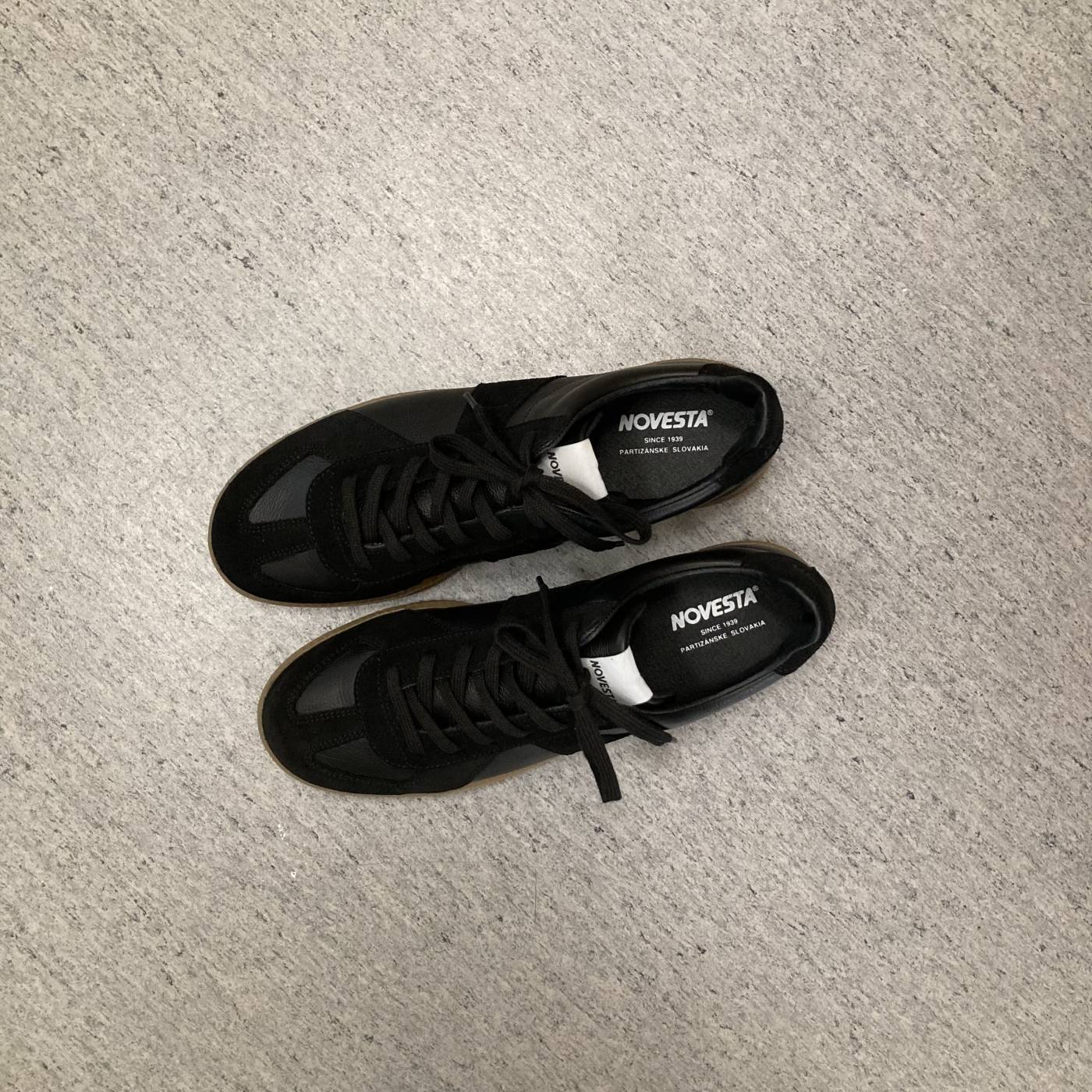 Novesta German Army Trainer Ledersneaker aus schwarzem Leder mit Sohle aus Naturkautschuk